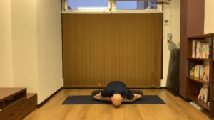 腰のストレッチ 開脚前屈で前に倒れない人はこれが原因かも 身体の硬い人の為のヨガスタジオ 顔晴る がんばる ジム